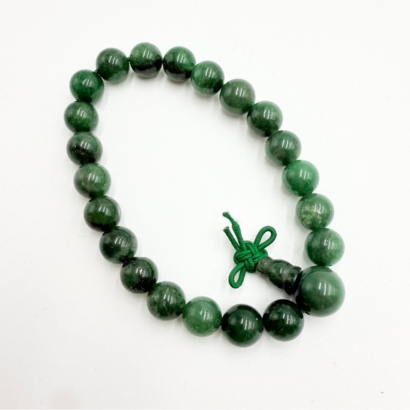Elegant Green Nephrite Jade Bead Bracelet - Picture 4 of 8